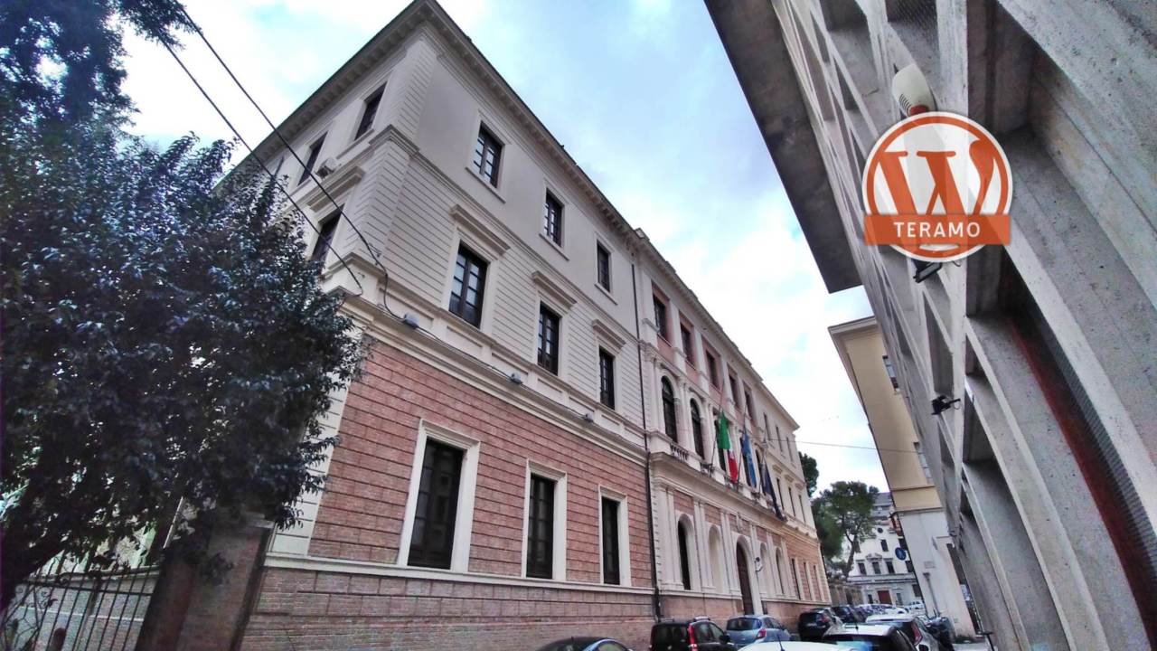 Sede Provincia di Teramo 03 vista laterale sx Location WP Teramo